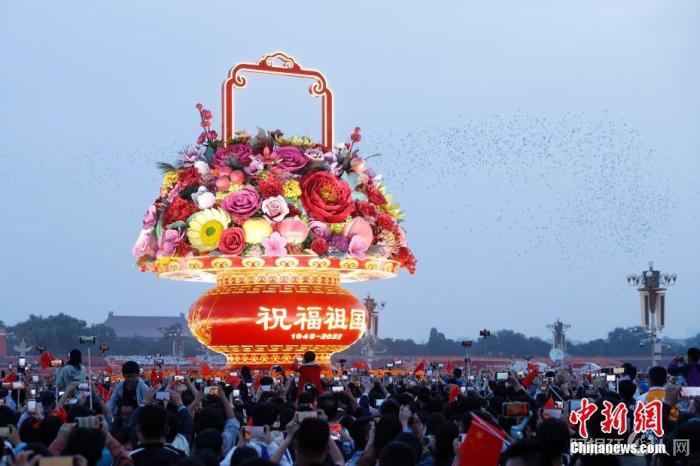 图为市民游客拍摄天安门广场中的国庆主题花坛。 中新社记者 韩海丹 摄