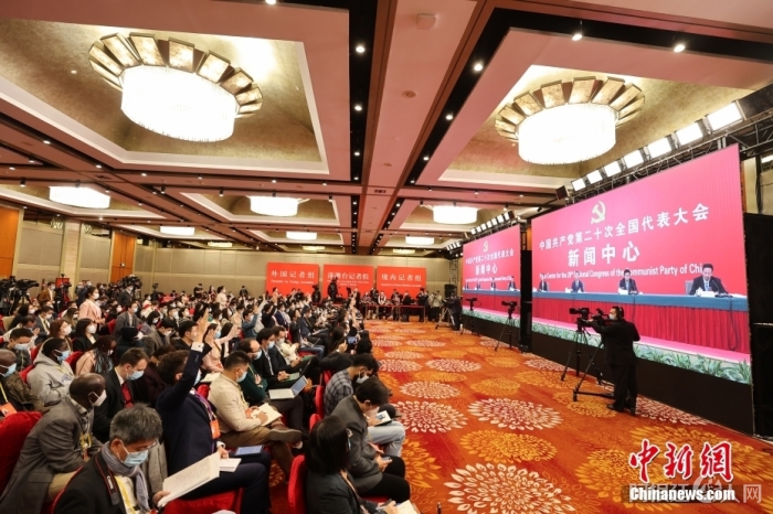 图为记者在分会场参加记者招待会。 中新社记者 蒋启明 摄 图为记者在分会场参加记者招待会。 中新社记者 蒋启明 摄