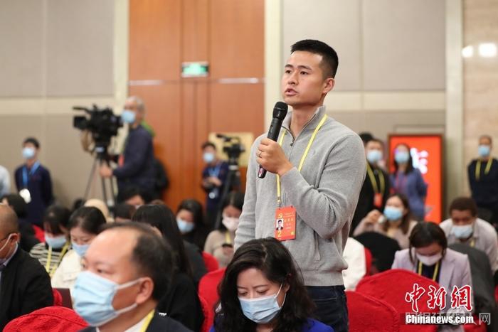 图为中新社记者在分会场提问。 中新社记者 蒋启明 摄 图为中新社记者在分会场提问。 中新社记者 蒋启明 摄