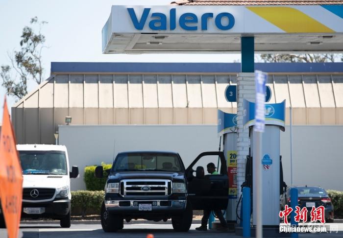 当地时间8月25日，一辆汽车停在美国北加州圣马特奥县一处加油站内。中新社记者 刘关关 摄
