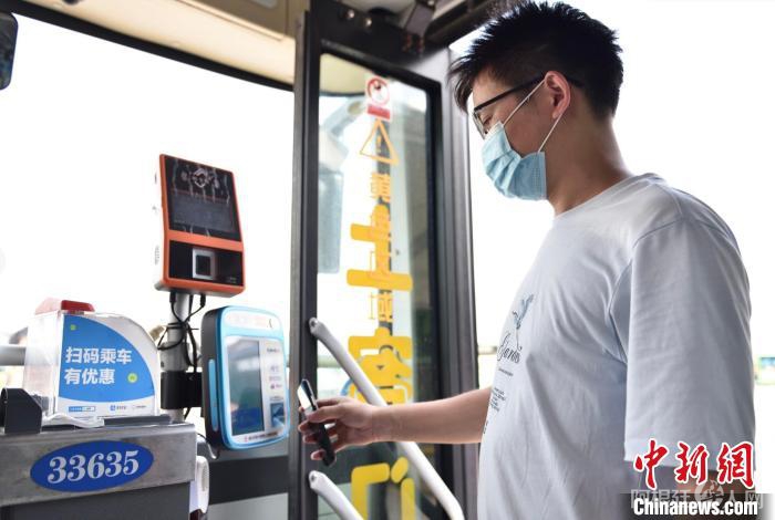 资料图:刷数字人民币支付码乘公交。 李华灿 摄
资料图:刷数字人民币支付码乘公交。 李华灿 摄