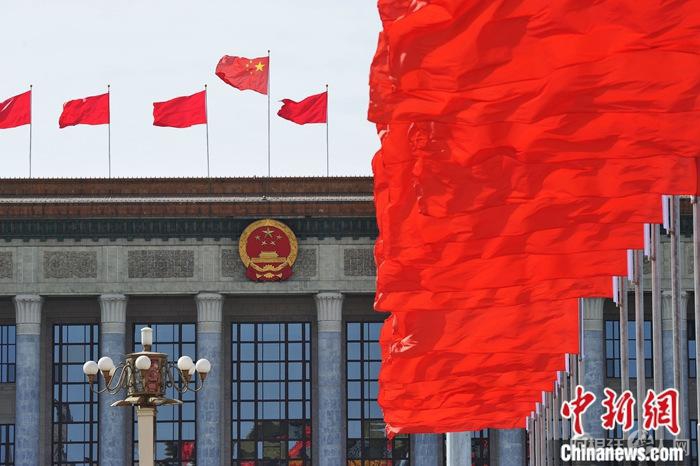 资料图：人民大会堂前。