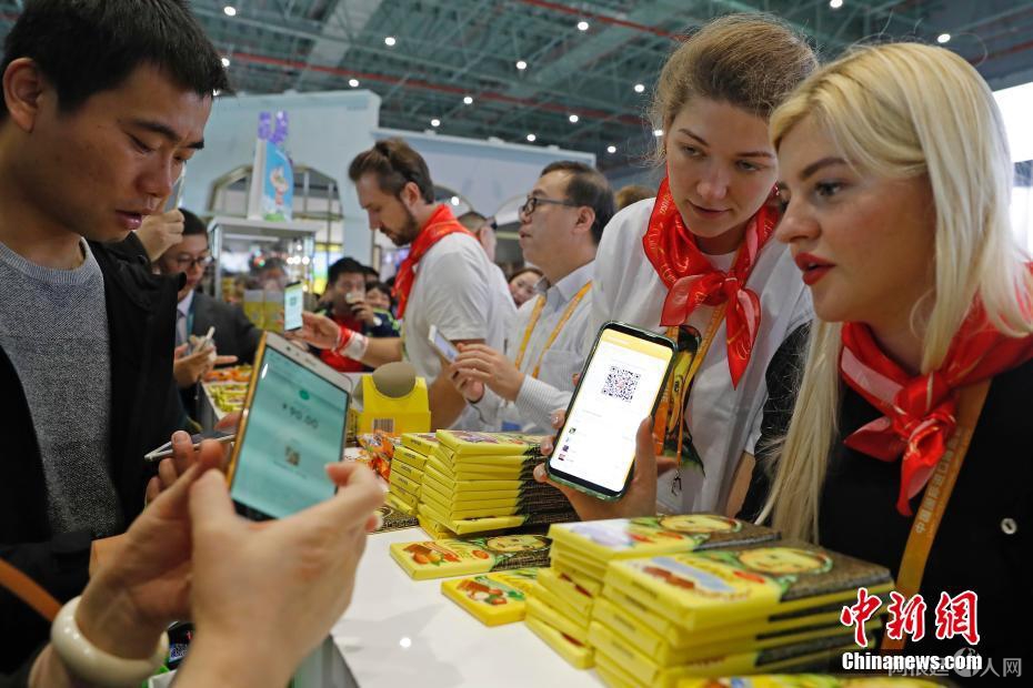 资料图:2018年11月10日,首届中国国际进口博览会食品及农产品展区,参观者扫码支付购买商品。中新社记者 殷立勤 摄
资料图:2018年11月10日,首届中国国际进口博览会食品及农产品展区,参观者扫码支付购买商品。中新社记者 殷立勤 摄