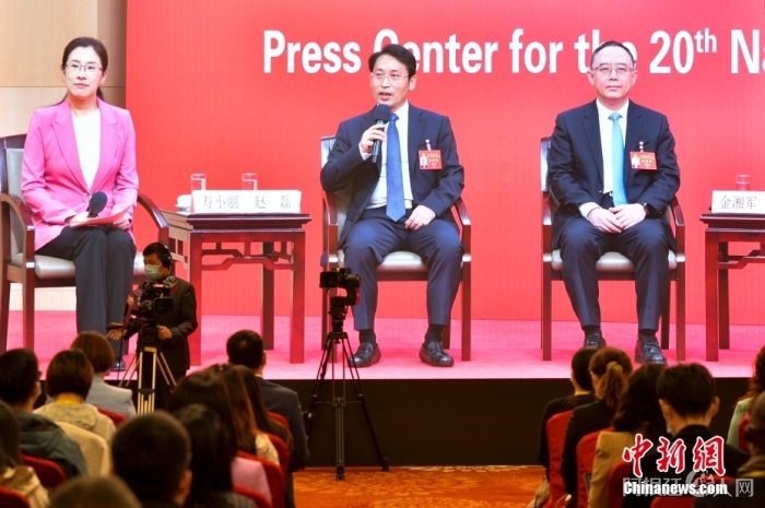 10月18日,中国共产党第二十次全国代表大会新闻中心举行集体采访,请北京、天津、河北、山西、内蒙古、辽宁、吉林代表团新闻发言人出席,介绍代表团学习讨论二十大报告情况,并回答记者提问。图为北京市委常委、秘书长赵磊(中)通过视频答记者问。 中新社记者 田雨昊 摄 10月18日,中国共产党第二十次全国代表大会新闻中心举行集体采访,请北京、天津、河北、山西、内蒙古、辽宁、吉林代表团新闻发言人出席,介绍代表团学习讨论二十大报告情况,并回答记者提问。图为北京市委常委、秘书长赵磊(中)通过视频答记者问。 中新社记者 田雨昊 摄