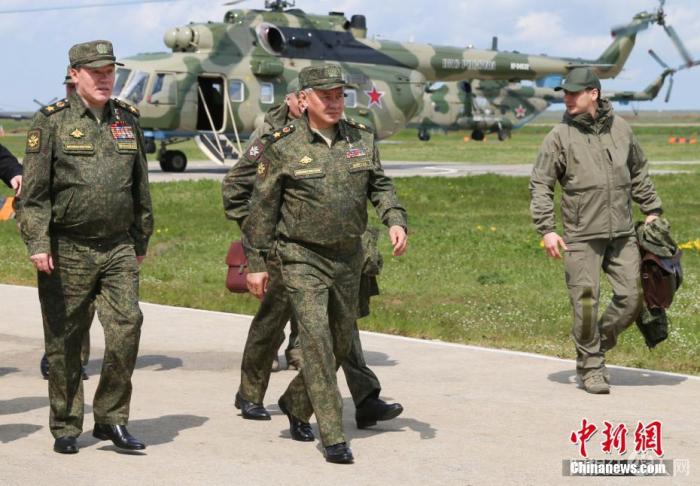 资料图：4月22日，俄罗斯国防部发布消息称，俄军在克里米亚地区举行大型跨军种演习。期间，俄罗斯国防部长绍伊古(左二)前往演习现场视察。中新社发 俄罗斯国防部供图