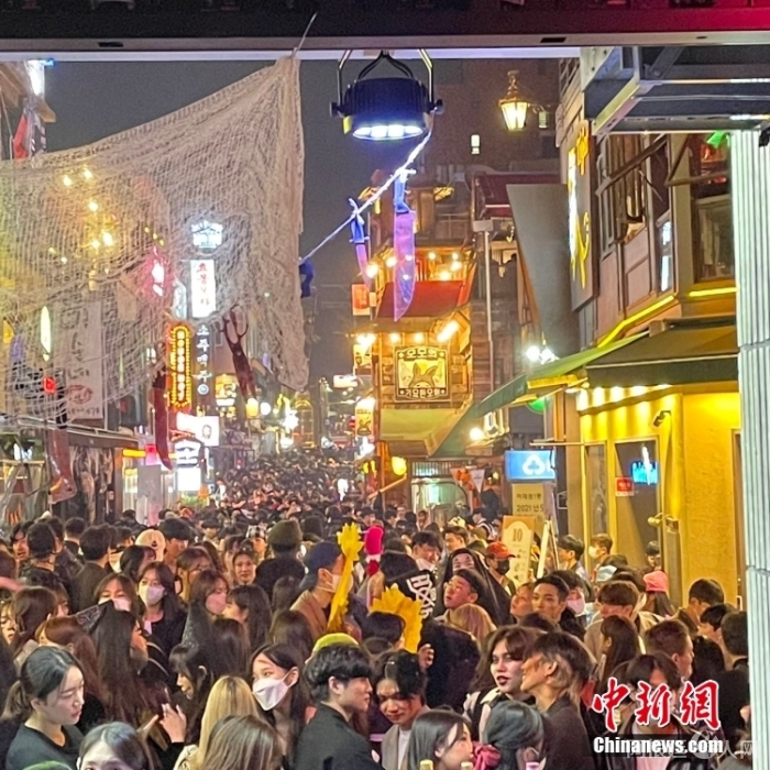 当地时间10月29日晚，韩国首尔龙山区梨泰院发生踩踏事故。图为29日晚间，梨泰院附近聚集的人群。 中新社发 姜轶之 摄