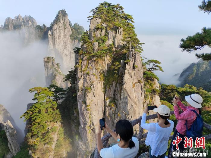 国庆假期游客拍摄黄山风光 许永杰 摄
国庆假期游客拍摄黄山风光 许永杰 摄