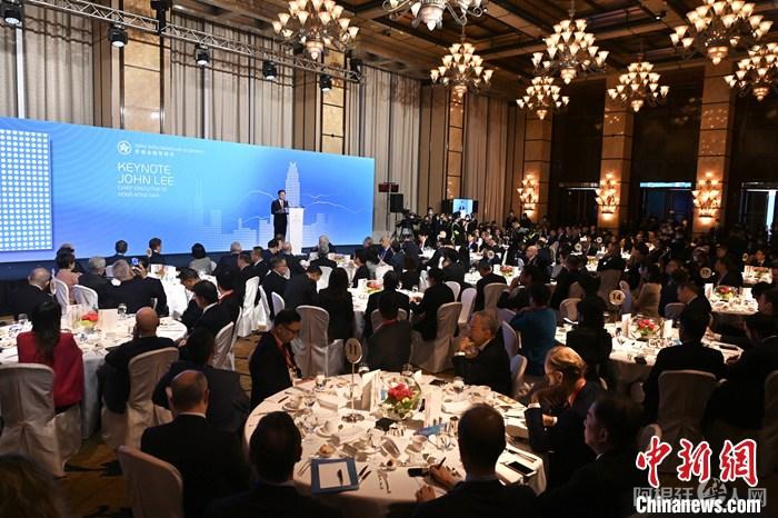 11月2日上午，香港特区行政长官李家超于“国际金融领袖投资峰会”开幕日发表主题演讲，欢迎逾200位来自全球约120家主要金融机构的国际及区域金融领袖莅临香港。他表示，香港复常开放将为不同领域带来重大商机。 中新社记者 李志华 摄