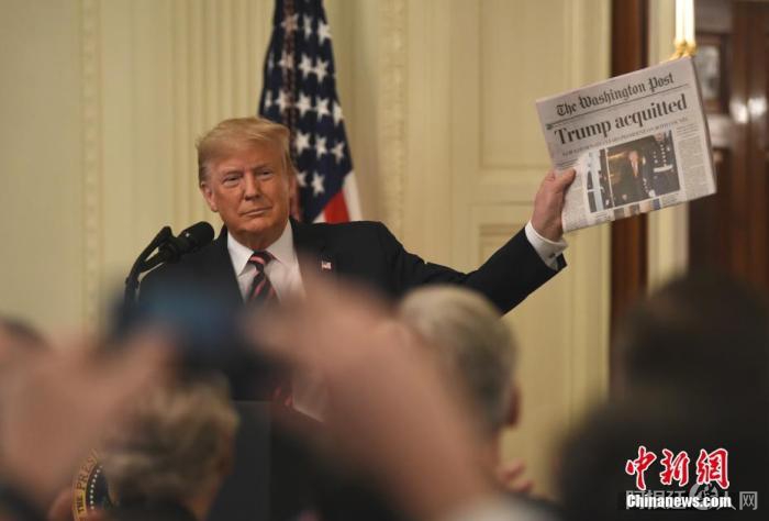 当地时间2020年2月6日，时任美国总统特朗普就弹劾案发表讲话，他手举《华盛顿邮报》，上面头条标题写着“特朗普无罪”。中新社记者 陈孟统 摄
