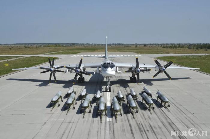 俄一架图-95MS轰炸机前摆放着14枚导弹。图片来源:俄罗斯国防部 俄一架图-95MS轰炸机前摆放着14枚导弹。图片来源:俄罗斯国防部