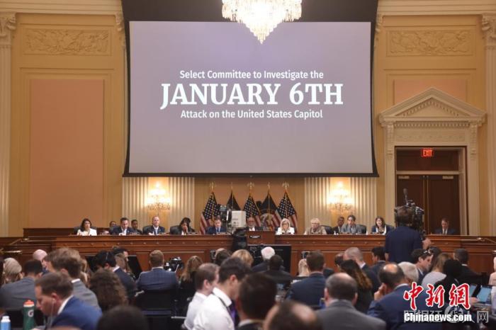 当地时间2022年6月23日,美国国会众议院特别委员会举行听证会,聚焦前总统特朗普如何向司法部高官施压,意图推翻2020年美国总统大选结果。中新社记者 沙晗汀 摄 当地时间2022年6月23日,美国国会众议院特别委员会举行听证会,聚焦前总统特朗普如何向司法部高官施压,意图推翻2020年美国总统大选结果。中新社记者 沙晗汀 摄