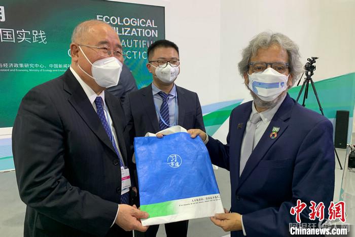 解振华特使向COP20主席、秘鲁前环境部长比达尔赠送“习言道”纪念品。中新网记者 陈天浩 摄 解振华特使向COP20主席、秘鲁前环境部长比达尔赠送“习言道”纪念品。中新网记者 陈天浩 摄