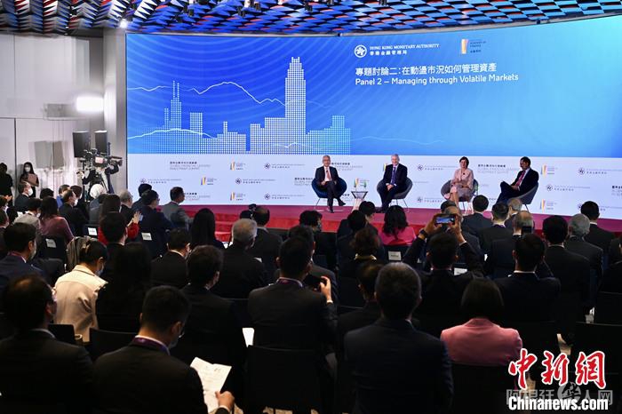 11月3日，香港金融管理局举办的国际金融领袖投资峰会在港交所的香港金融大会堂举行“与国际投资者对话”研讨会，一众金融界领袖进行交流。图为金融界领袖进行专题讨论。 中新社记者 李志华 摄