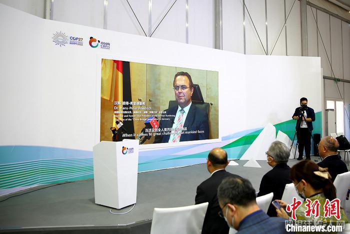 图为与会嘉宾观看边会开场片。中新网记者 陈天浩 摄 图为与会嘉宾观看边会开场片。中新网记者 陈天浩 摄