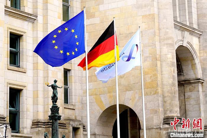 当地时间2020年7月1日，德国柏林，德国国会大厦前从左到右依次挂出代表欧盟、德国和德国担任欧盟轮值主席国的三面旗帜。 中新社记者 彭大伟 摄