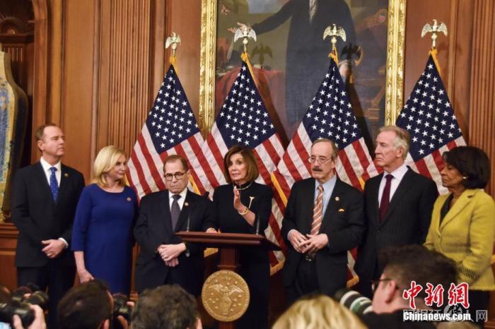 当地时间2019年12月18日,美国会众院表决通过两项针对时任总统特朗普的弹劾条款,中间为众议长佩洛西。中新社记者 沙晗汀 摄 当地时间2019年12月18日,美国会众院表决通过两项针对时任总统特朗普的弹劾条款,中间为众议长佩洛西。中新社记者 沙晗汀 摄