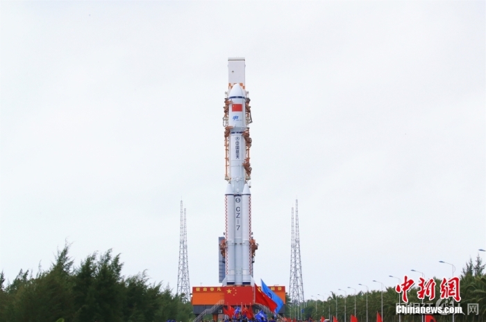 据中国载人航天工程办公室消息，北京时间2022年11月9日，天舟五号货运飞船与长征七号遥六运载火箭组合体垂直转运至发射区。目前，文昌航天发射场设施设备状态良好，后续将按计划开展发射前的各项功能检查、联合测试等工作，计划于近日择机实施发射。(胡煦劼 黄国畅 屠海超 摄)