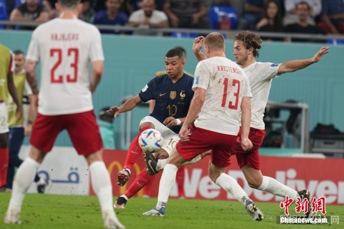 当地时间11月26日,世界杯小组赛D组次轮上演焦点大战,卫冕冠军法国队战胜丹麦队,提前一轮小组出线。本场比赛,凭借姆巴佩下半场梅开二度,法国队2:1击败丹麦队。法国队也是本届世界杯第一支确定从小组中出线的球队。图为法国球员姆巴佩(蓝)在比赛中。中新社记者 崔楠 摄 当地时间11月26日,世界杯小组赛D组次轮上演焦点大战,卫冕冠军法国队战胜丹麦队,提前一轮小组出线。本场比赛,凭借姆巴佩下半场梅开二度,法国队2:1击败丹麦队。法国队也是本届世界杯第一支确定从小组中出线的球队。图为法国球员姆巴佩(蓝)在比赛中。中新社记者 崔楠 摄