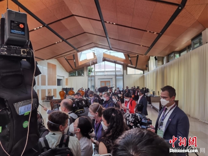 当地时间11月14日下午，中国国家主席习近平将在巴厘岛中国代表团驻地同美国总统拜登举行会晤。图为中美元首会晤现场的“长枪短炮”。中新社记者 郭金超 摄