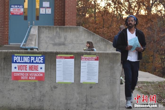 当地时间11月8日,美国中期选举举行,全美50个州以及华盛顿特区陆续开启投票站。图为位于弗吉尼亚州阿灵顿的一处投票站。 中新社记者 沙晗汀 摄 当地时间11月8日,美国中期选举举行,全美50个州以及华盛顿特区陆续开启投票站。图为位于弗吉尼亚州阿灵顿的一处投票站。 中新社记者 沙晗汀 摄
