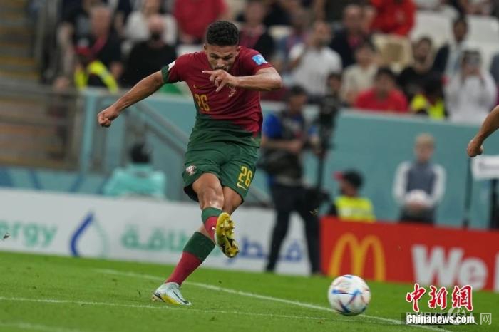 图为贡萨洛-拉莫斯在比赛中 中新社记者 崔楠 摄 图为贡萨洛-拉莫斯在比赛中 中新社记者 崔楠 摄