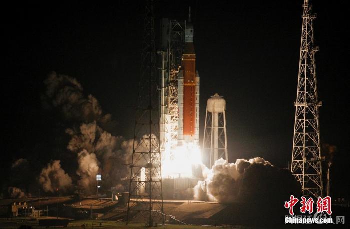 当地时间11月16日凌晨，搭载“猎户座”飞船的巨型探月火箭“太空发射系统”从美国佛罗里达州肯尼迪航天中心发射升空，开启“阿耳忒弥斯1号”无人绕月飞行测试任务。