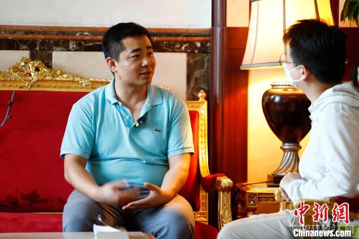 卡塔尔华侨华人协会副会长陈军恒接受中新社记者专访 中新社记者 富田 摄