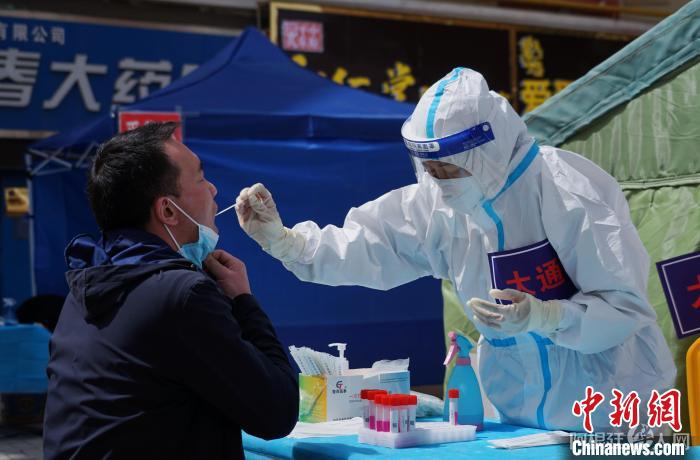 资料图:市民进行核酸检测。马铭言 摄。 资料图:市民进行核酸检测。马铭言 摄。