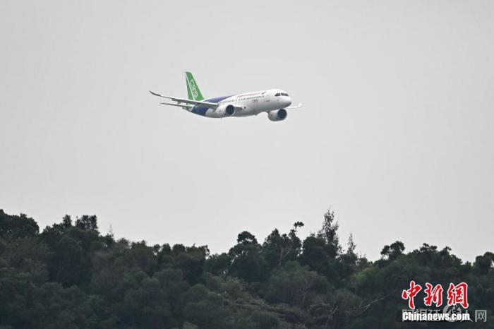 11月8日，第十四届中国国际航空航天博览会(中国航展)在广东珠海开幕，C919大型客机在航展开幕式进行飞行表演，这也是C919大型客机首次在国际航展进行飞行表演。 中新社记者 陈骥旻 摄 