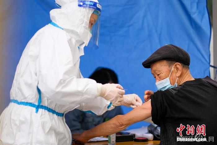 资料图：12月7日，重庆渝北区，一位老年人在新冠疫苗临时接种点接种疫苗。 中新社记者 何蓬磊 摄
