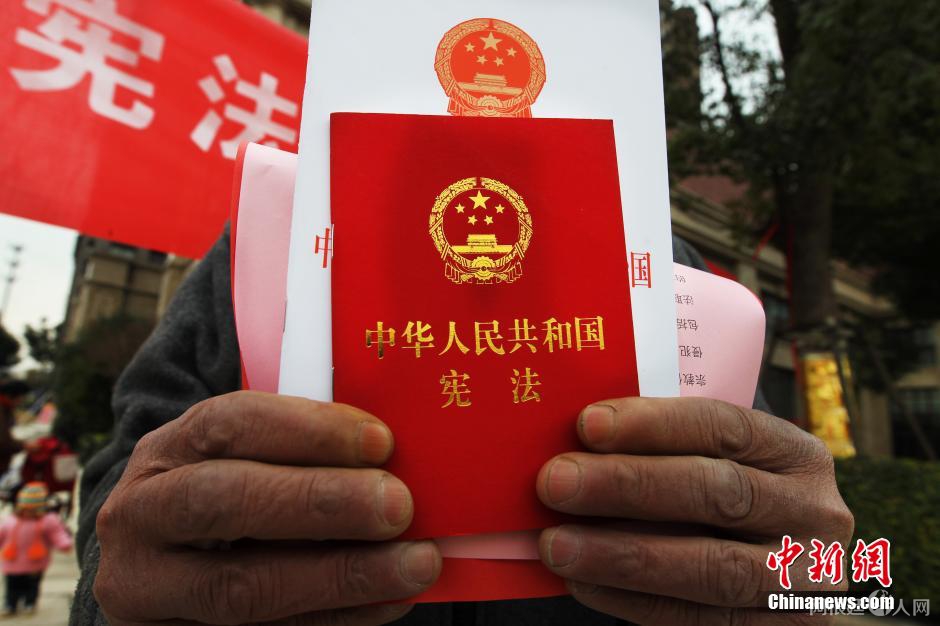 资料图：一位外来务工人员手捧领取的新版《中华人民共和国宪法》单行本。 中新社发 许丛军 摄 图片来源：CNSPHOTO