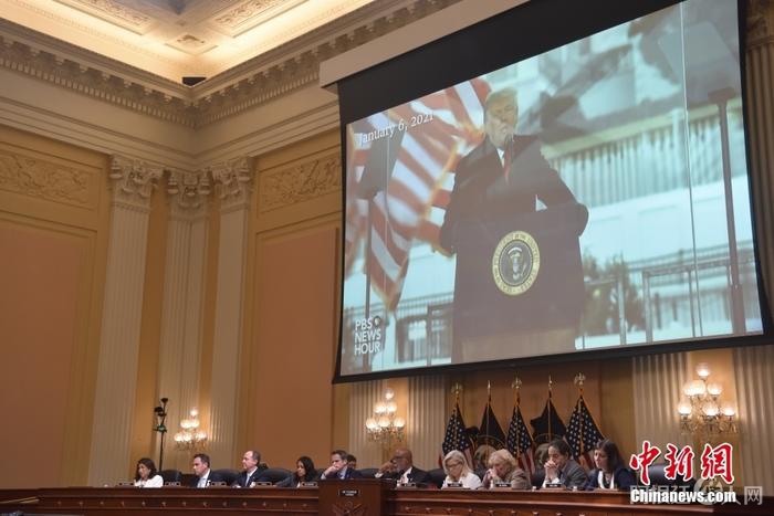 当地时间6月23日,美国国会众议院特别委员会举行针对国会山骚乱调查的第五场听证会。图为现场播放特朗普演讲视频。 中新社记者 沙晗汀 摄 当地时间6月23日,美国国会众议院特别委员会举行针对国会山骚乱调查的第五场听证会。图为现场播放特朗普演讲视频。 中新社记者 沙晗汀 摄