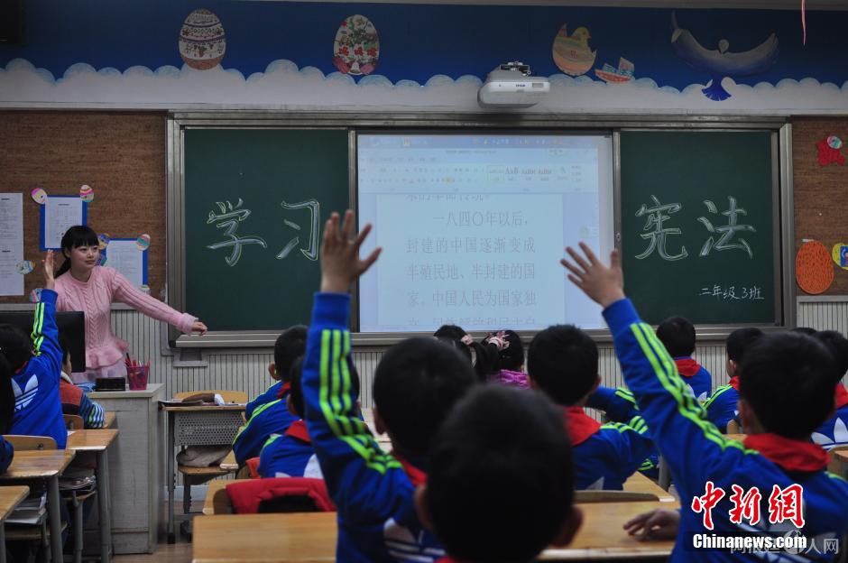 资料图:成都一小学学习宪法宣誓活动现场。 中新社发 钟欣 摄 资料图:成都一小学学习宪法宣誓活动现场。 中新社发 钟欣 摄