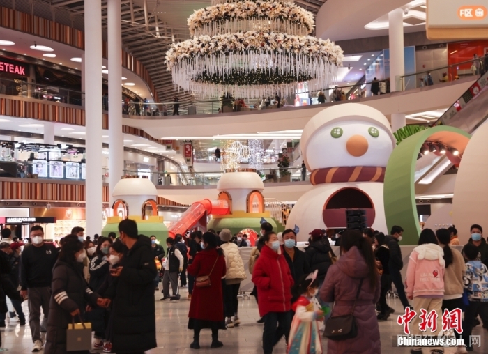 元旦假期，北京各商场人流回升，节日氛围浓厚。 中新社记者 赵隽 摄