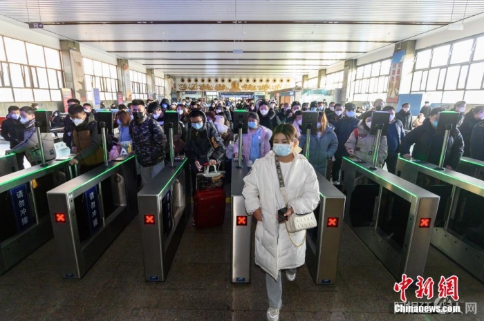 2023年春运拉开帷幕。 中新社记者 韦亮 摄 2023年春运拉开帷幕。 中新社记者 韦亮 摄