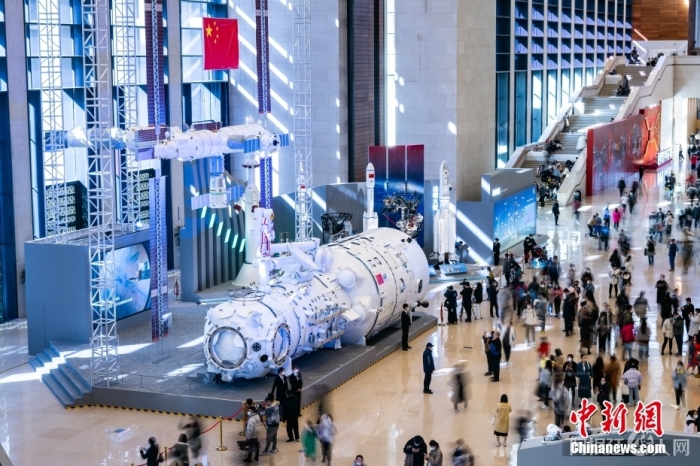 2月24日，“逐梦寰宇问苍穹——中国载人航天工程30年成就展”在位于北京的中国国家博物馆开幕。该展览为期3个月，展示包括可入内参观的中国空间站天和核心舱1:1模型、空间站组合体1:4模型等，并首次展出新一代运载火箭、载人飞船及月面着陆器等未来载人登月主要飞行产品模型，是首次全面系统面向公众展示工程发展历程和建设成就。中新社记者 侯宇 摄