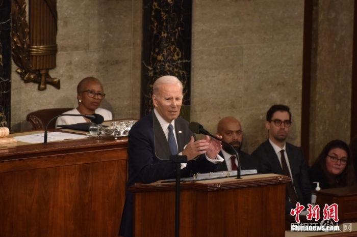 当地时间2月7日晚,美国总统拜登在国会发表其任内第二次国情咨文演讲。图/中新社记者 沙晗汀 当地时间2月7日晚,美国总统拜登在国会发表其任内第二次国情咨文演讲。图/中新社记者 沙晗汀
