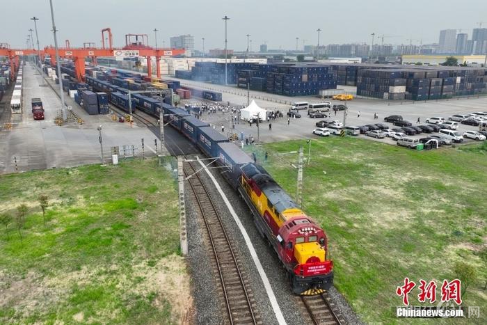 资料图：一列满载电子产品、机械零件、日用百货等货物的中欧班列(成渝)缓缓驶出成都国际铁路港(无人机照片) 中新社发 白桂斌 摄