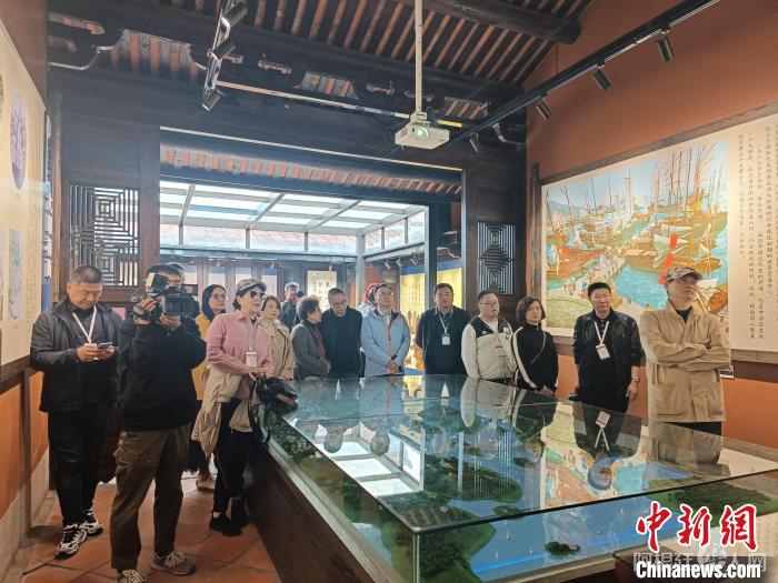 海外华文媒体代表参访月港海丝馆。　廖珍妹 摄