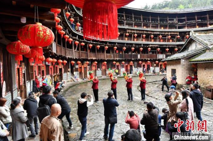 海外华文媒体代表在南靖土楼体验世遗文化。　吕明 摄