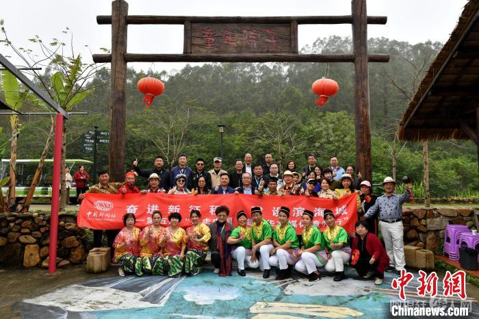 海外华文媒体代表在龙海双第华侨农场和归侨们合影留念。 吕明 摄 海外华文媒体代表在龙海双第华侨农场和归侨们合影留念。 吕明 摄