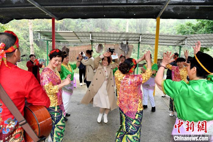 海外华文媒体代表与印尼归侨欢乐互动。 吕明 摄 海外华文媒体代表与印尼归侨欢乐互动。 吕明 摄