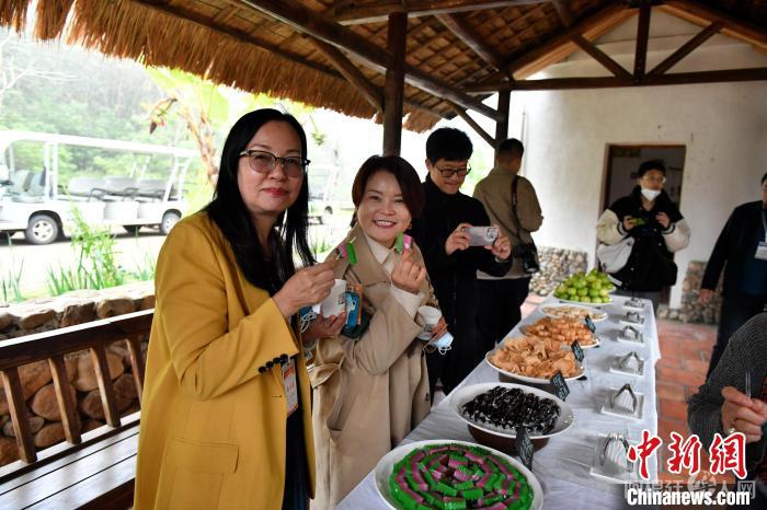 海外华文媒体代表品尝印尼美食。　吕明 摄