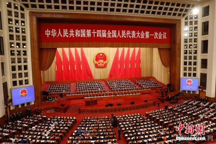 3月13日，十四届全国人大一次会议在北京人民大会堂举行闭幕会。中新社记者 韩海丹 摄