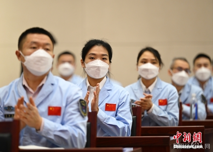 北京航天飞行控制中心里有一群平均年龄不到35岁的年轻人。 中新社记者 侯宇 摄