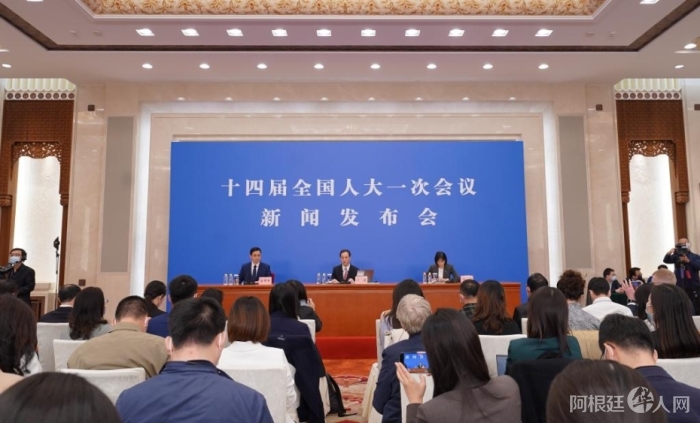 3月4日，十四届全国人大一次会议在北京人民大会堂举行新闻发布会。大会发言人王超就大会议程和人大工作相关问题回答中外记者的提问。

　　新华社记者 才扬 摄