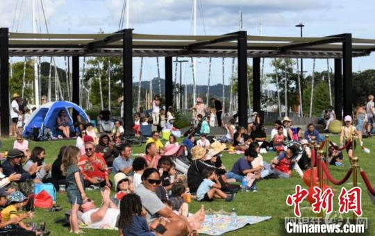 （资料图）图为第一届新西兰和平电影节吸引大批民众参与。　乔治兵 供图