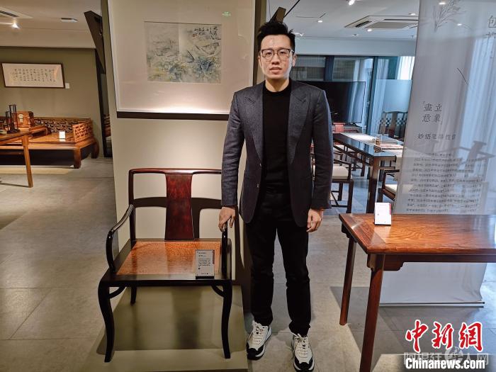 包浩乾与作品“弦影椅”。　范宇斌 摄