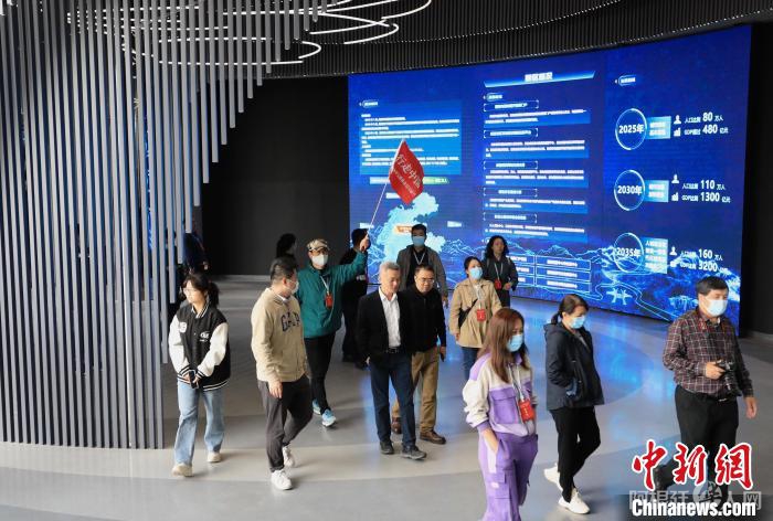海外华媒代表参观成都东部新区规划馆。　王磊 摄