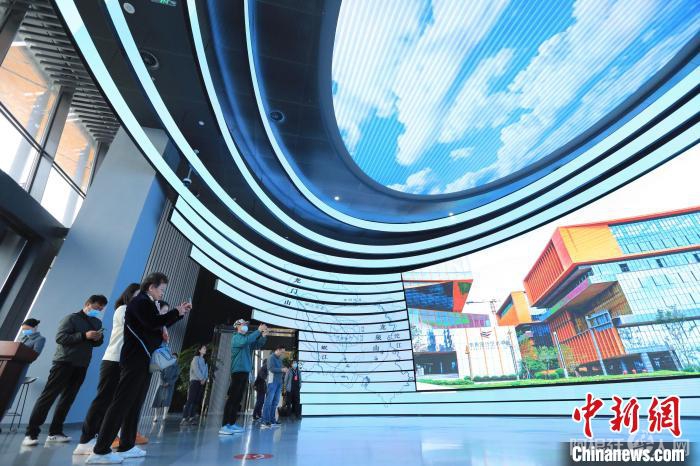 海外华媒代表参观成都东部新区规划馆。 王磊 摄 海外华媒代表参观成都东部新区规划馆。 王磊 摄